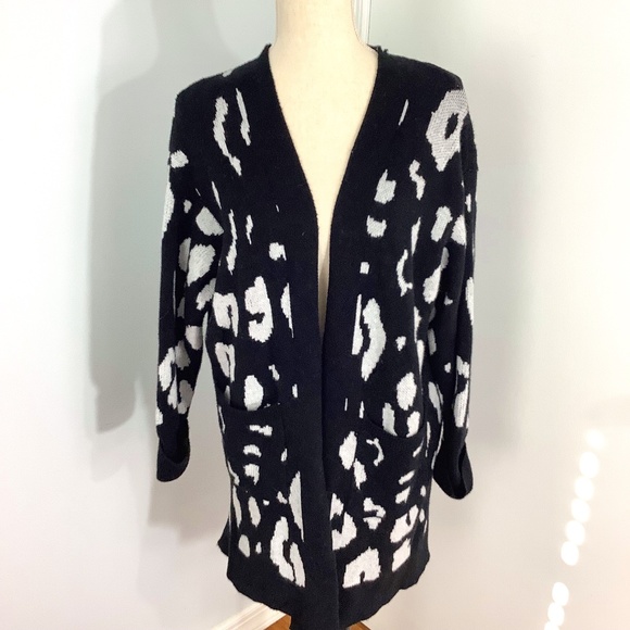 TECREW SIZE LAGE ABSTRACT ANIMAL PRINT KNIT CARDIGAN OPEN FRON POCKETS - Picture 1 of 10